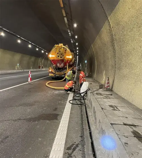 玉环隧道排水渠清淤